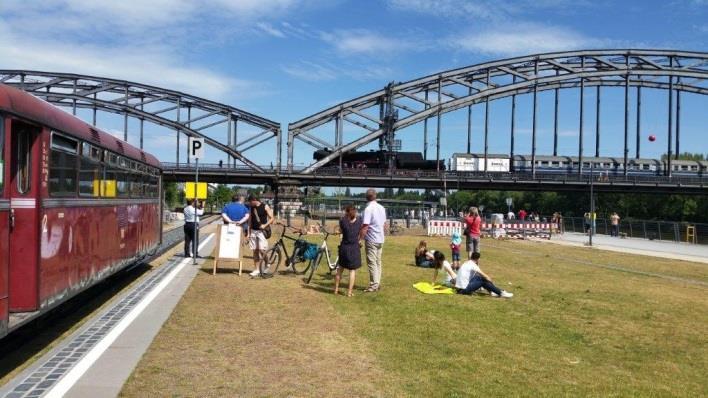 2 tet. Einige Fahrten wurden planmäßig sogar bis zum Bahnhof Osthafen (bzw. außer der Reihe bis zum Museums-Hebel-Stellwerk IV) verlängert.