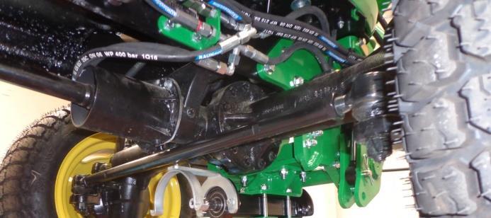 links 12. Legen Sie die Schläuche unter dem Traktor und verbinden Sie die Schläuche mit der vormontierten Hydraulik.