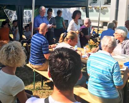 September wurden alle Anwohnerinnen und Anwohner eingeladen, die neue, große Blumenwiese zu säen. Die Schröer Gartenund Landschaftsbau GmbH half dabei.
