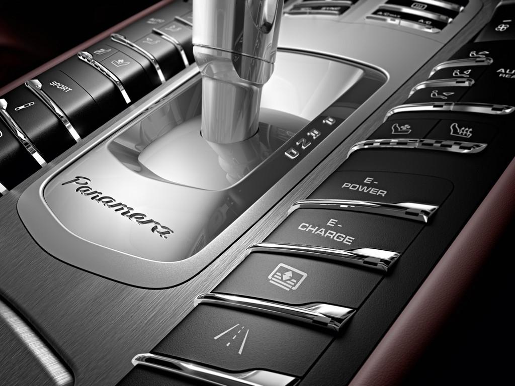Porsche Panamera S E-Hybrid: Hinnten die
