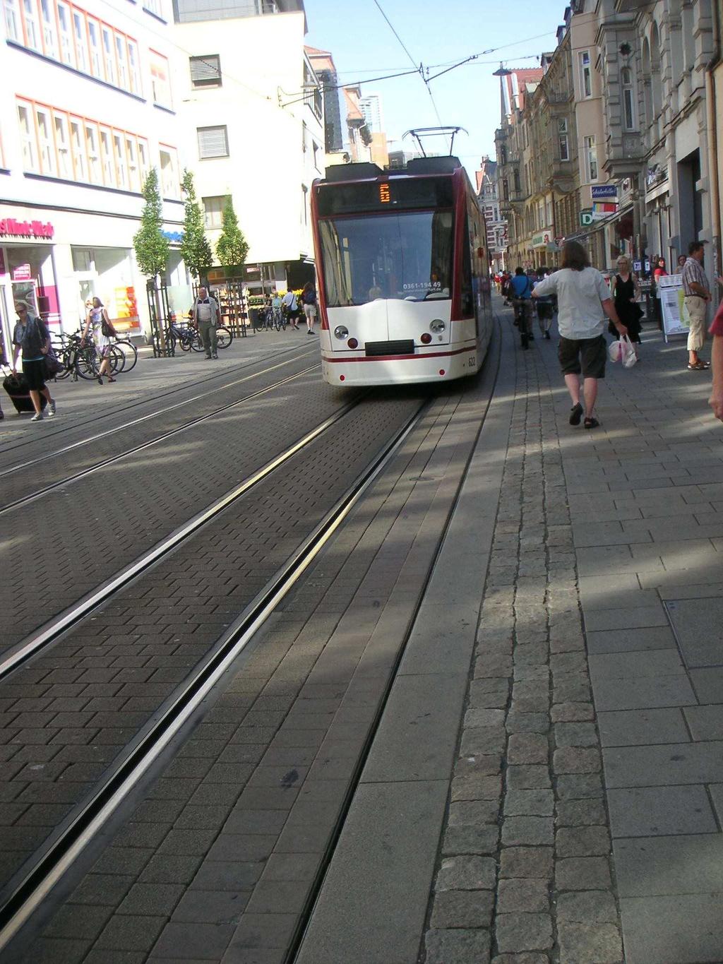 Trennstreifen - Bahnanlagen Bahnübergang mit Schranke und Lichtzeichenanlage Grenzen und Trennstreifen müssen