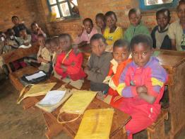 Seit 2013 unterstützen verschiedene Gruppen aus der Pfarre St.Andreas die Erweiterung der Grundschule in Bukirasazi in Burundi/Afrika. Bukirasazi hat etwa 33.000 Einwohner.