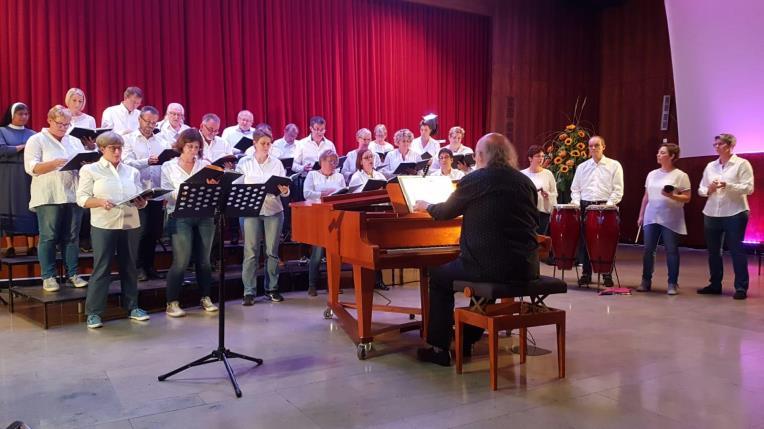 Cantamus lädt zum Konzert Am 5. Oktober 2018 hat der Kammerchor Cantamus unter der Leitung von Helmut Ritter zum Konzert ins Pfarrzentrum St. Germanus eingeladen.