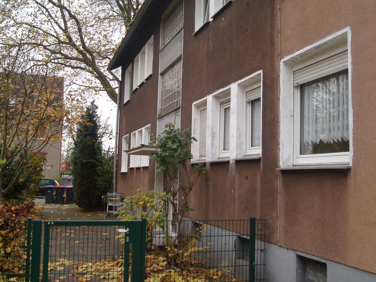 Objektbeschreibung Dinslaken Juliusstraße 13 Zum Verkauf angeboten wird ein Vierfamilienhaus mit zwei Garagen. Alle Wohnungen verfügen über jeweils 3,5 Zimmer, mit Wohnungsgrößen von ca.