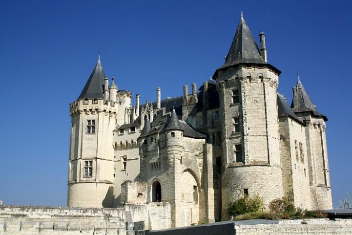 Das historische Schlosshotel Le Choiseul liegt an der Loire, nur einen Spaziergang vom Stadtzentrum entfernt. Gemeinsames Abendessen. 2.