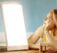 Lichttherapie Die aktivierende Wirkung von Licht korreliert positiv mit dem Grad der Melatoninsuppression.