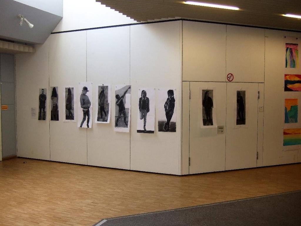 Die Übermalungen wurden in der Jahresausstellung 2017 im Foyer des AFBZ gezeigt MATERIALIEN Für die Übermalungen auf den Fotokopien eignen sich die Kreiden mehr als Kohle, da die Oberfläche der Kopie