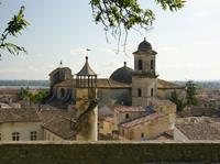 Berühmte Bauwerke wie der Papstpalast in Avignon