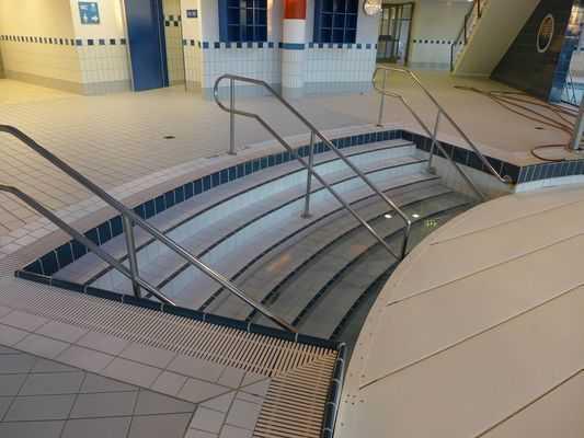 Hauptbecken im Hallenbad Hauptschwimmbecken in der Friesland Therme Horumersiel