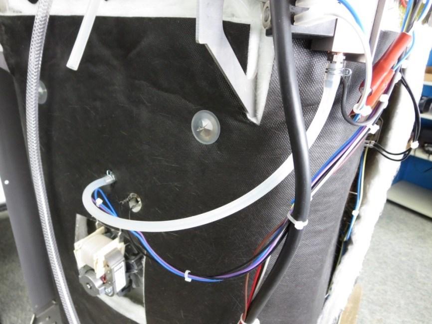 Montieren Sie den Silikonschlauch von der Pumpe ab und befestigen Sie ihn dann mit der vorhandenen Federschelle an den unteren Schlauchnippel des Magnetventils.