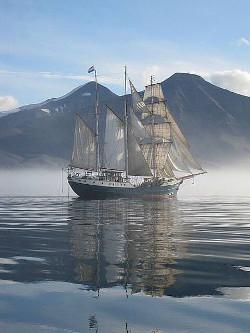 Ihr Expeditionsschiff: der Dreimaster ANTIGUA Spitzbergen mit dem Segelschiff erkunden: im Stil einer klassischen Entdeckungsreise - ohne jedoch auf neuzeitlichen Komfort und Sicherheit zu verzichten.