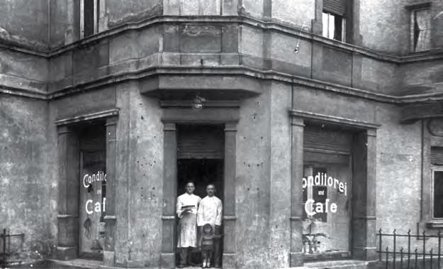 Gutenbergstrasse Dickmilch Georg Faust (rechts) 1925 mit Söhnchen Karl vor seiner Konditorei in der Gutenbergstraße 66 Die Straße erhielt ihren Namen 1901 aus