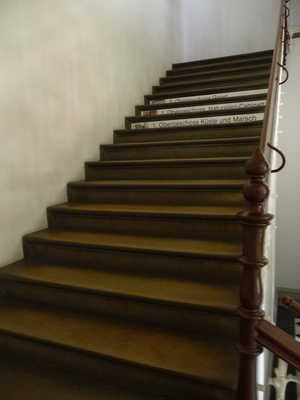 Es besteht kein visueller Kontrast zwischen dem Fußbodenbelag und Treppenauf- oder abgängen. Es besteht kein taktiler Kontrast zwischen dem Fußbodenbelag und Treppenauf- oder abgängen.