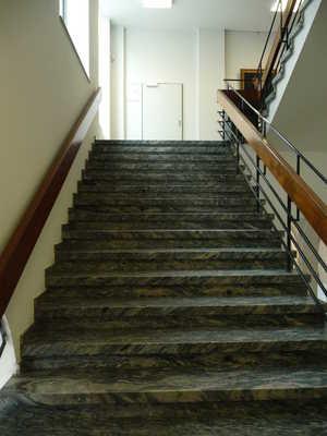 Höhe der Schwelle/Stufe: 18 cm Die Treppe hat keine geraden Läufe. Die Treppe hat beidseitige Handläufe.