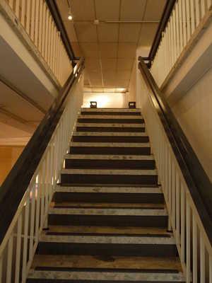 Es besteht kein visueller Kontrast zwischen dem Fußbodenbelag und Treppenauf- oder abgängen.