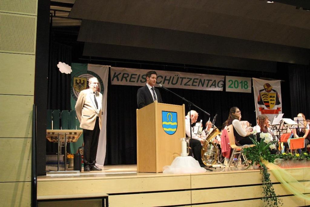 Bürgermeister Björn Steinbach grüßte alle Schützen aus dem gesamten Kreis, stellte den bekannten Riesling seiner Gemeinde vor und lobte in seiner Gruß-Rede den örtlichen Schützenverein.