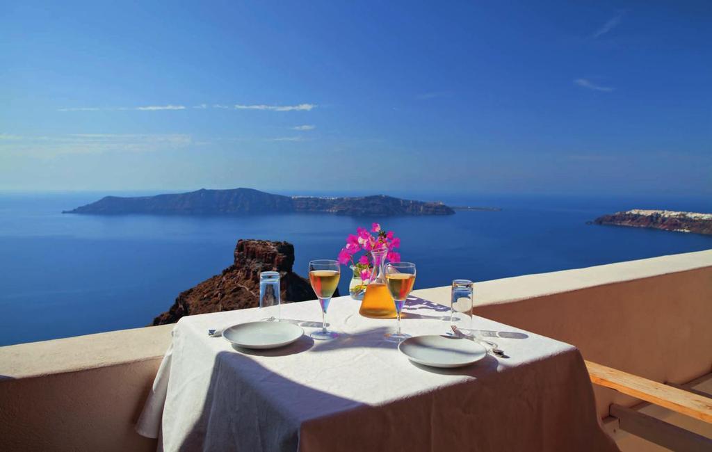 Tisch mit Aussicht auf Santorin, Kykladen, Griechenland Tag der Dt.