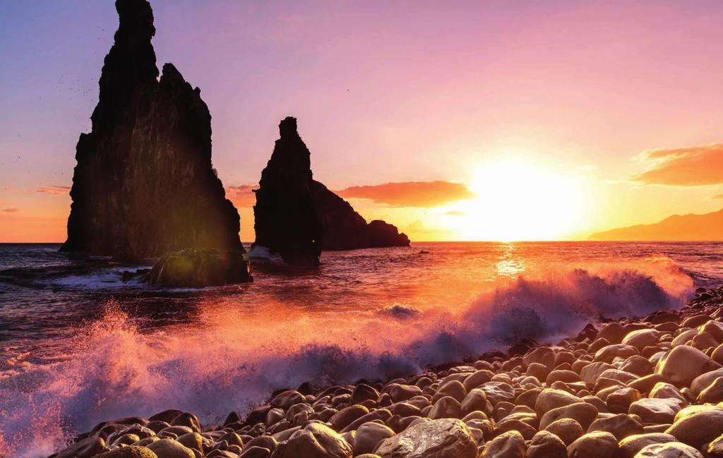 Sonnenaufgang an der Küste von Madeira, Portugal