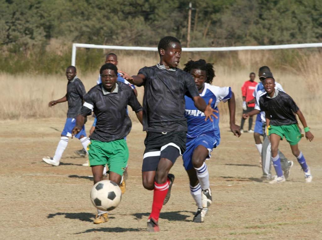 In den meisten Dörfern wird auf schmutzigen Fußballplätzen gespielt. Fußball ist der populärste Sport in Afrika.