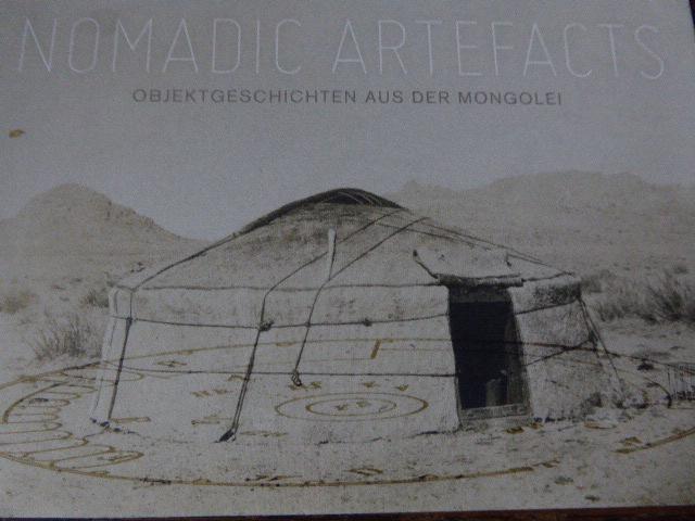 NOMADIC ARTEFACTS OBJEKTGESCHICHTEN AUS DER MONGOLEI Nomadic Artefacts Objektgeschichten aus der Mongolei 22.9.2017 21.1.2018 Museum für Völkerkunde Hamburg www.voelkerkundemuseum.
