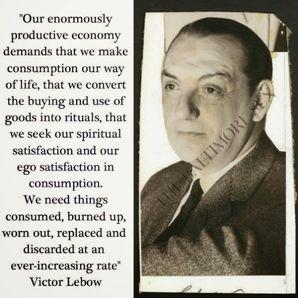 >> Unsere ungeheuer produktive Wirtschaft verlangt, dass wir den Konsum zu unserem Lebensstil und den Kauf und die Nutzung von Gütern zu einem Ritual machen, dass wir unsere spirituelle Befriedigung