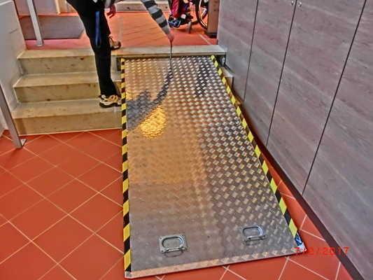 Ausstellung Untergeschoss Mobile Rampe über Treppe Über die Schwelle / Stufe / Treppe sind zu erreichen: Rundgang