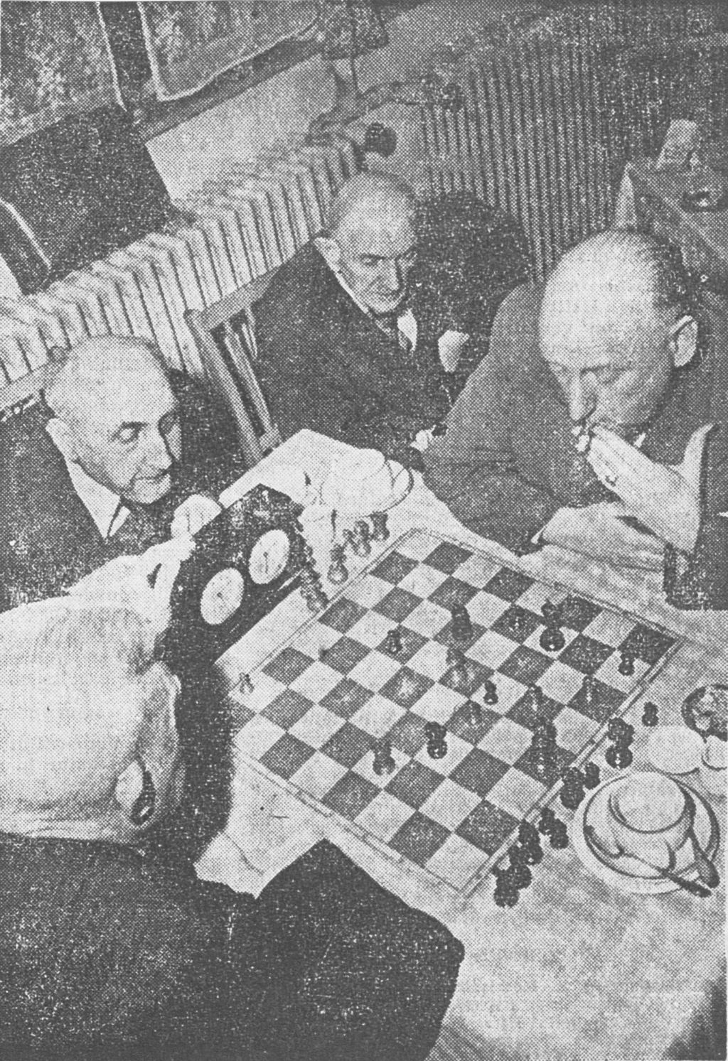 Der Bremer Schachgesellschaft v. 1877 (BSG) ist der Fotograf kein Unbekannter. Zu ihrem 75-jährigen Jubiläum hatte sie ihn 1952 zu Gruppenaufnahmen eingeladen. Am 26.
