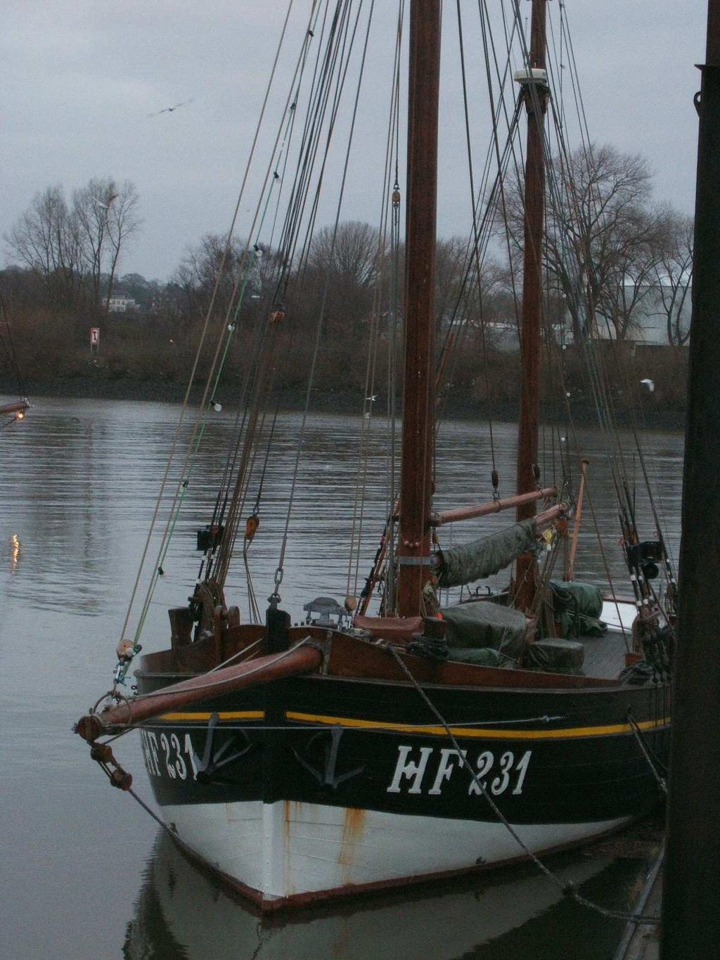 Aufgabe 13: In dem Hafen seht ihr ein restauriertes altes Fischereiboot. Versucht nun zu raten: Wofür stehen die Buchstaben HF an dem Rumpf der Schiffe?