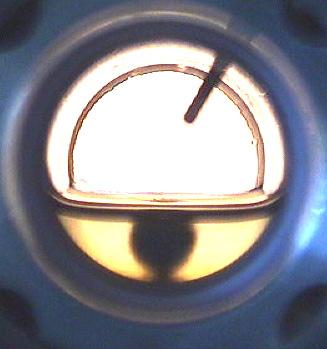 Serie: Vorstellung von Reinigungstechnologien Reinigen mit flüssigem und überkritischem Kohlendioxid Bild 1: Flüssiges (links) und überkritisches (rechts) CO 2 in einer Hochdrucksichtzelle Bild 2: