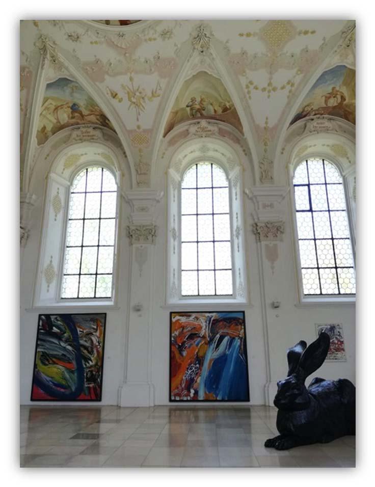 Im Erdgeschoss flanieren Sie vorbei an Pastellen von Adolf Hölzel und Stahl-Skulpturen von Robert