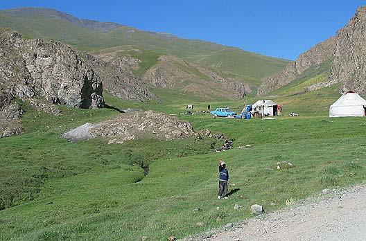 10.Tag: Naryn Tamga / Issyk Kul See F/M/A Gästehaus Wir verlassen Naryn in Richtung Norden, überqueren einen Pass und erreichen