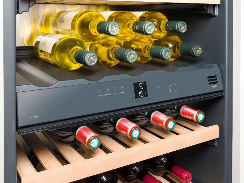 Die innovative Touch-Elektronik mit LC-Display gewährleistet die konstante Einhaltung der gewählten Temperaturen in den einzelnen Weinsafes.