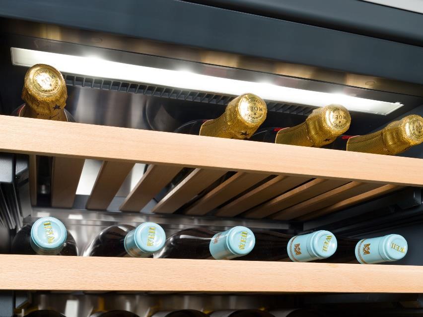 Jeder Weinsafe verfügt über eine dimmbare und dauerhaft zuschaltbare LED-Beleuchtung.