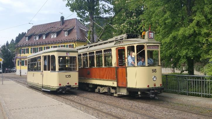 So bestand diesjährig eine Aufgabe darin, ohne Beeinträchtigung des Stadtbahnverkehrs der Line 2, den Oldtimerzug, zusammengesetzt aus TW 56 und BW 135, an der Stumpfendstelle Günterstal -