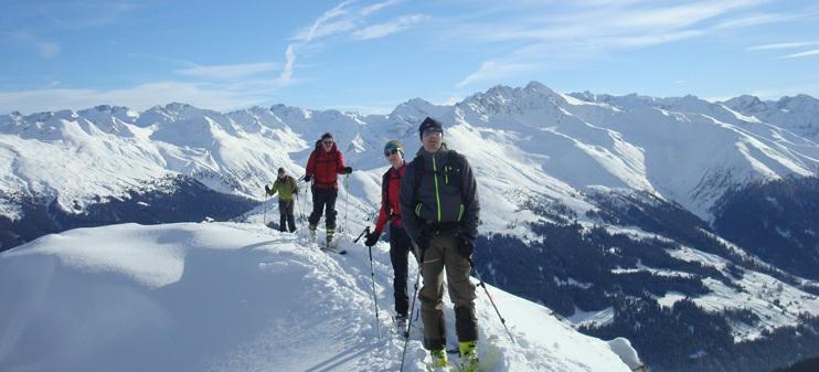 Skitouren am Flüelapass Skitourenperlen in den Bergen von Davos Die lebhaften Pisten von Davos hinter uns lassend finden wir alpine Stille und ein Skitourengebiet, das man kaum besser erfinden könnte.