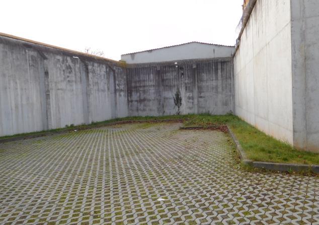 Teilflächen der angebotenen Liegenschaft (Flurstück 577/1: östlich und südlich, außerhalb der Gefängnismauer; Flurstück 562/12: geschotterte Fläche) sind als Kfz-Stellplätze vermietet (Monatsmiete
