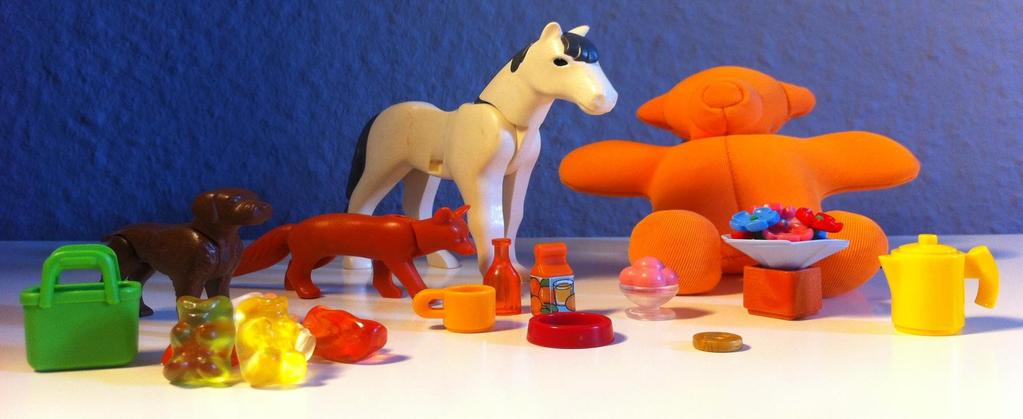 Medien Experimentdurchführung Spielfiguren (von links: Tasche, Hund, Gummibärchen, Fuchs,