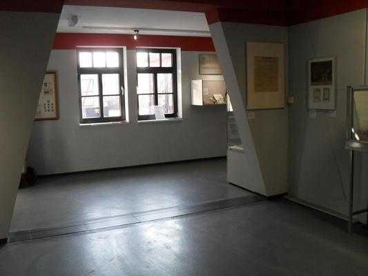 Ausstellungsraum "Der Bergmann" (3) Durchgang Vitrine Ausstellungsraum Tür (Version 2.0.