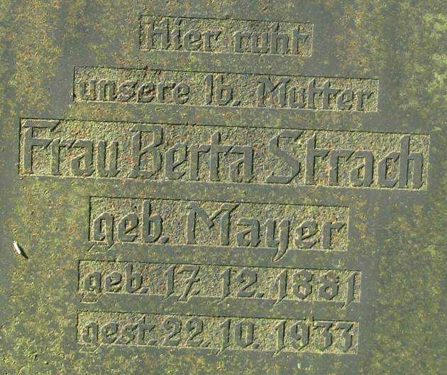 Sara Foto des Grabsteins mit Inschrift Hier ruht unsere lb. Mutter, Frau Berta Strach geb.