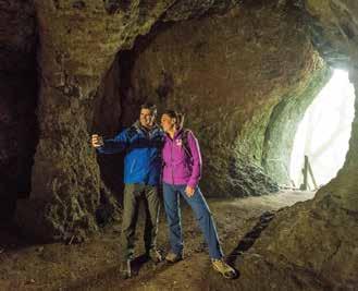 TOURISMUS UND AKTIVITÄTEN Nahe dem Trockenmaar Papenkaule befindet sich die Buchenlochhöhle, die nur durch die Kraft von Regenund Grundwasser entstanden ist.