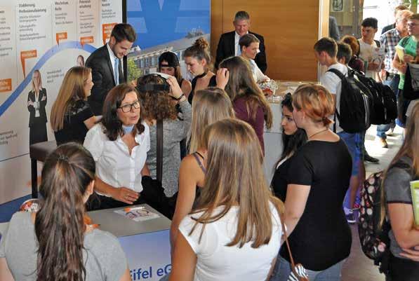 Jeder hat alle Möglichkeiten Oben: Die Jobinitiative Eifel in Bitburg bietet Schülern die Möglichkeit, sich über die verschiedenen Ausbildungsberufe in der Volksbank Eifel eg zu informieren.