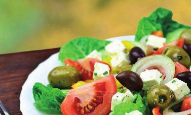 Saucen Salate 20. Griechischer Bauernsalat klein 5,00 groß grüner Salat, Tomaten, Gurken, Schafskäse F, Peperoni D, Oliven D, Zwiebeln, Essig und Öl 21.