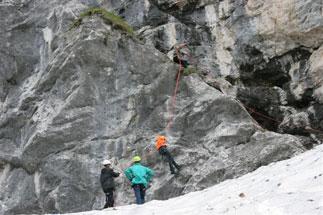 Jugendprogramm, ab 12 Jahre Höhlentour Frickenhöhle Mit Stirnlampe, Seil & Klettergurt steigen wir hinab in die Tiefen des Estergebirges. Jugendfahrt Gardasee Wir schnuppern Abenteuerluft in Arco.