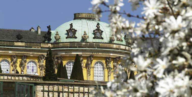 April 2011 11 Sofortprogramm für Schlösser und Gärten Die Bundesländer Berlin und Brandenburg investieren verstärkt in die Sanierung von Architektur und Parks Unter den zahlreichen Besuchern des