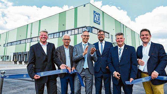 16 Firmen &Märkte Wirtschaft Regional Juli 2018 ZF eröffnet Logistikzentrum: Bekenntnis zu Alfdorf NEUBAU Rund 14 Millionen Euro hat der ZF-Konzern in die Erweiterung des Standorts investiert.