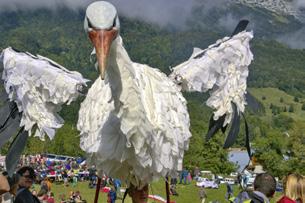 Als Highlight gilt der Kostümwettbewerb, bei dem zahlreiche Gleitschirm- und Drachenpiloten mit den ausgefallensten Verkleidungen ins Tal fliegen.