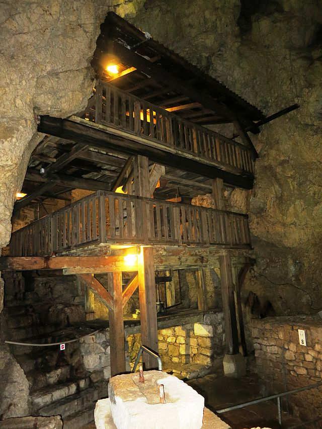 Höhlenmühlen "Col-des-Roches" Le Locle LES MOULINS SOUTERRAINS DU COL-DES-ROCHES Grotte und Museum - die Magie der Tiefe.