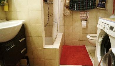 Das Badezimmer mit Dusche, Lavabo sowie WC verfügt