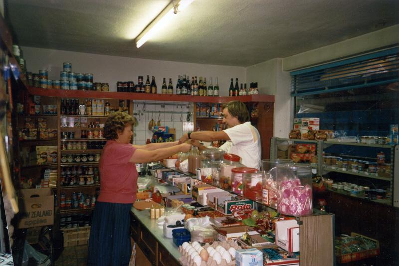 Vorst, Alt Vorst; 1987 verkaufte Else Schiefer in ihrem Laden ein letztes Mal.