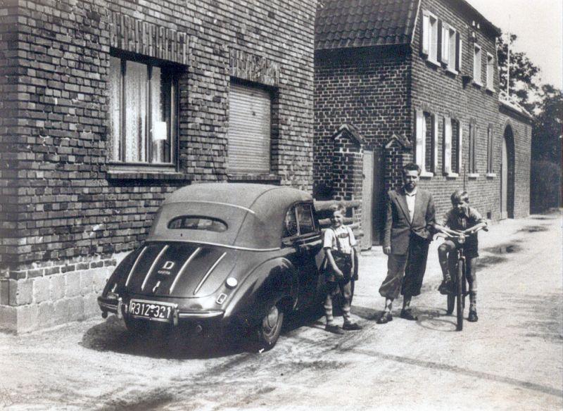 Alt Vorst Anfang der 1950er Jahre, bevor die Straße geteert wurde: v.l: Herbert Ahlert, Matthias Pröpper und Friedel Ahlert vor Alt Vorst 11.